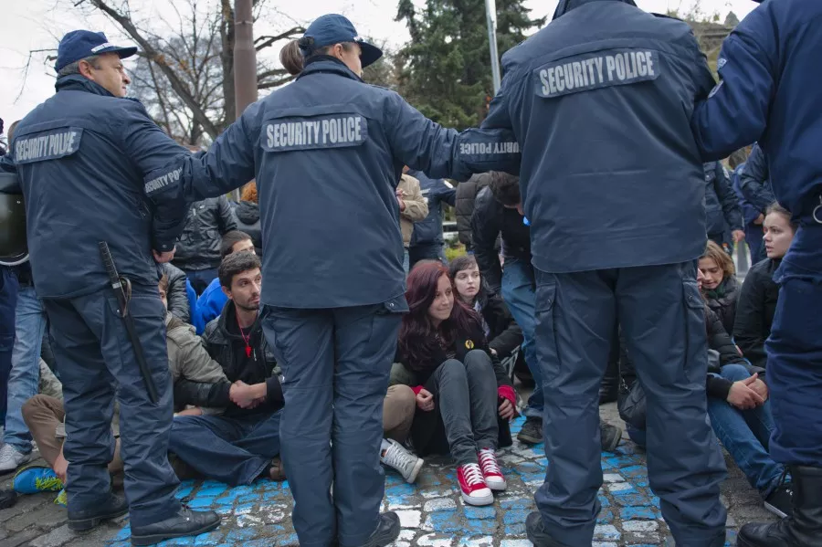 Днес, 12 ноември, протестите стигнаха нов връх на ескалация. Към 19:00 часа демонстранти атакуваха загражденията пред Народното събрание и успяха да ги махнат. Сблъсък с полицията обаче нямаше.