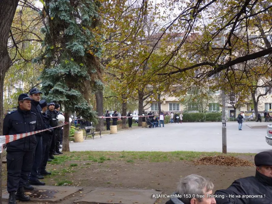 Днес, 13 ноември, демонстранти се събраха пред сградата на МВР в София на ул. "6-ти септември". Те поискаха от вътрешния министър Цветлин Йовчев отговор кой е наредил на полицията да използва прекомерна сила срещу протестиращите на 12 ноември пред Народното събрание.