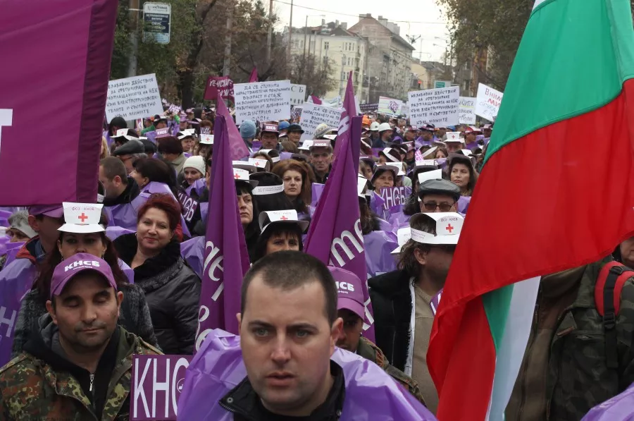 Митингът на КНСБ в столицата с искане за промяна на политиката на кабинета - опрощаване на данъците на хората със заплата до 400 лева и замразяване на пенсионната възраст в следващите седем години.