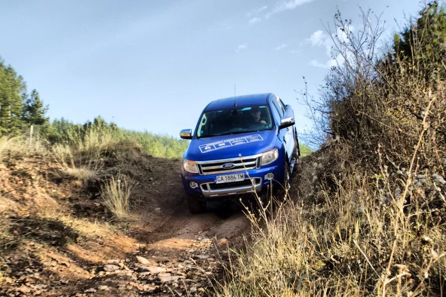 Ford Ranger предлага най-големия товарен леген в класа, може да тегли най-голям товар в класа и да гази през 800 мм вода (досещате се – най-добър показател в класа). В него могат да се натоварят цяло отделение щурмови рейнджъри или пък две ATV-та, с които да атакувате природата през уикенда. Фотография: Христо Петров