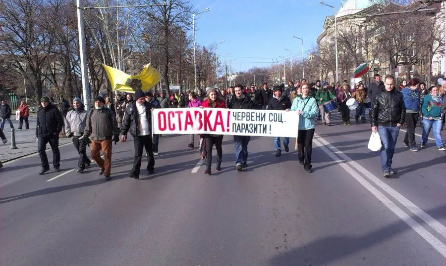 След като преподаватели и студенти направиха стена от книги пред огражденията около Народното събрание, протестът им се пренесе на Орлов мост