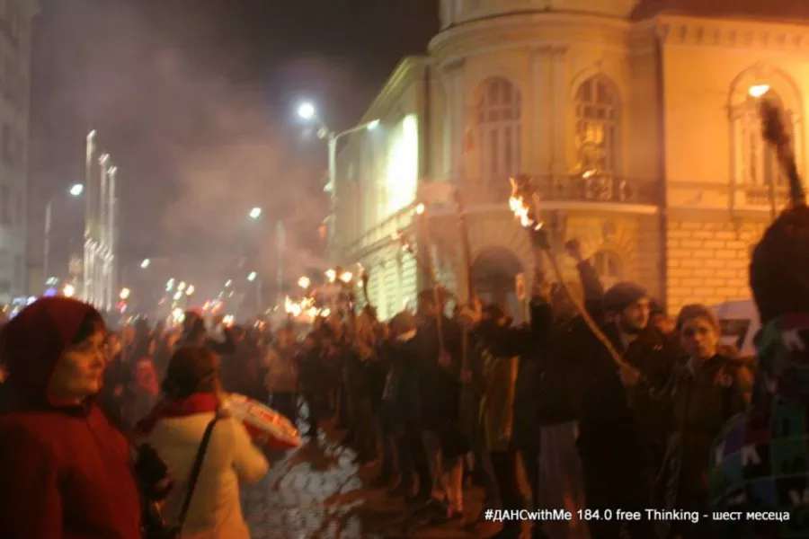 На 14 декември протестът срещу правителството на Пламен Орешарски беше отбелязан с факелно шествие. Факлите полетяха срещу парламента, някои от загражденията бяха издърпани, а четирима души - арестувани.