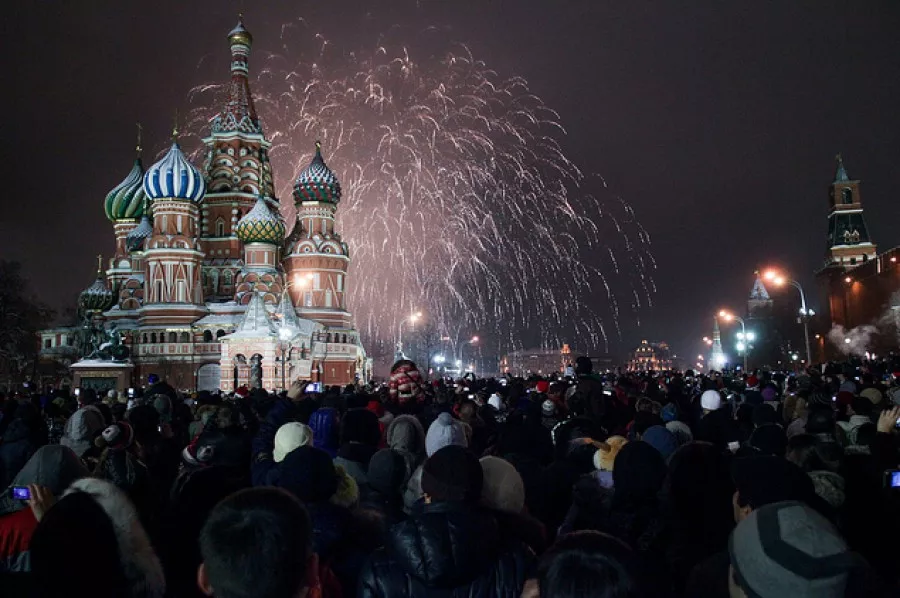 "Веселих се и аз заедно с другите, изпратих Старата, посрещнах Новата година и най сетне, кажи-речи къде съмване, прибрах се в килията си с няколко лева в жилетката. Под тежестта на благопожеланията и на обилните възлияния заспах моментално. Едва ли три часа съм спал, когато едно силно почукване на вратата ме събуди. отворих си очите. Времето прекрасно, като че пролетна сутрин. На вратата пак: чук, чук, чук!
Кой там - попитах с не съвсем мелодичен глас.
Дръжката на вратата скръцна и една фигура в униформа подаде плахо главата си: "Честита Нова година!"
- Благодаря. Какво има?
- Нищо - отговаря благопожелателят и без церемонии влиза в стаята, пристъпва до леглото ми и подава една карта, върху която прочетох думите: "Честита Нова година. - От раздавача на простата кореспонденция еди-кой си."
- Я ми подайте жилетката оттам - казах аз с достойнство, но свят ми се зави веднага.
Раздавачът хвана жилетката ми от долния край и всичкото ми богатство се изтърси на земята. Той се наведе и прибра монетите.
- Колко има там?
- Три лева и 25 стотинки.
- Вземи двата лева и другите остави на масата - казах аз важно, но сам си зная какво усилие ми струваше този тон.
- Сбогом. Със здраве.
Ами сега? Всичко на всичко ми остават един лев и 25 стотинки. Па като ще се проточат сега: "на препоръчаната кореспонденция", "на телеграмите", разни разсилни, коминари, дечурлига. Да не им дадеш бакшиш, ще си помислят, че си скъперник; да им кажеш, че нямаш пари - няма да ти повярват: как е възможно такъв важен господин да няма пари. А пък трябва да се заварди и престижът... Noblesse oblige!... Боже мой, какво фалшиво възпитание! Какво жалко тщестлавие...  "                 Алеко Константинов