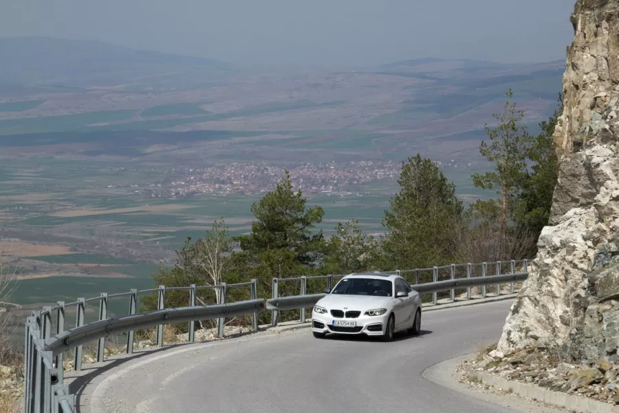 Първите „тройки“ бяха идеологически наследници на BMW 2002, а ето че сега баварците отново възраждат машината с цифрата „2“ в името си. При това тук става въпрос за хордкор версията M235i. Фотография: Христо Петров