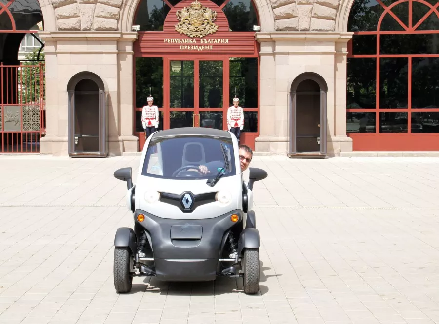 Renault Twizy e толкова странен, че се сещаш за Лейди Гага, като го видиш. Но именно в това е чарът му: Twizy е най-модерното и забавно превозно средство, което кръстосва улиците на София. Толкова погледи и искрени усмивки не съм събирал с нито една кола, която съм карал през последните 15 години. Отговарях в движение на въпросите на трима човека, с Twizy се снимаха цяла група японски туристи, чийто смартфони не бях виждал и по филмите, паркирах на места за мотоциклет, не плащах за синя/зелена зона, всичките ме гледаха и на моменти се чувствах неудобно. Фотограф: Христо Петров