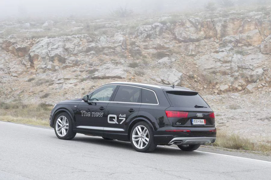 Новият Audi Q7 е толкова по-добър от оригинала, че ако трябва да ги съпоставиш, това би могло да се сравни с непосилното наказание да изпие един „бляк рам“ (по старозагорски), след като преди това си се насладил на едно-две малки Macallan. Уверете се сами. Фотография: Христо Петров