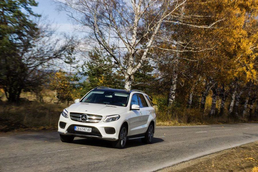 Mercedes вече окомплектова своя звезден SUV-отбор, в който има цели шестима играча! С един повече от този на върлия съперник от BMW. Мениджърът на тима се хвали, че е намерил вече оптималния вариант на стартовата си шесторка, която е подредена така: на вратата стои вездесъщият, ветеранът G-Class, който пази за Mercedes от 1979 г. Централен защитник пред него е GL. Той натрупа вече годинки на терена и съвсем скоро очакваме новия стълб на защитата – GLS. В средата на терена разцъкват GLА и GLC, като тук целта е максимално притежание на топката от новото момче в центъра – GLC. С дълги пасове той трябва да извежда безспорната звезда в тима – острието на атаката GLE Coupe. Зад него, от втора линия се включва доказалия се таран GLE. Фотография: Христо Петров