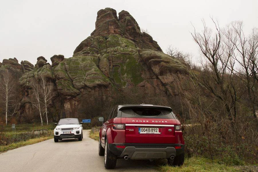 Коледа наближава, а с това стартират всевъзможни благотворителни кампании. Land Rover се включва и щедро раздава подаръци в обновеното си бижу Evoque: задължителният фейслифт в средата на жизнения цикъл на модела, който се изразява в леки козметични промени, но и с монтирането на новия Ingenium дизелов двигател, работещ заедно с първата в света 9-степенна автоматична трансмисия. И това далеч не е всичко. Фотография: Христо Петров