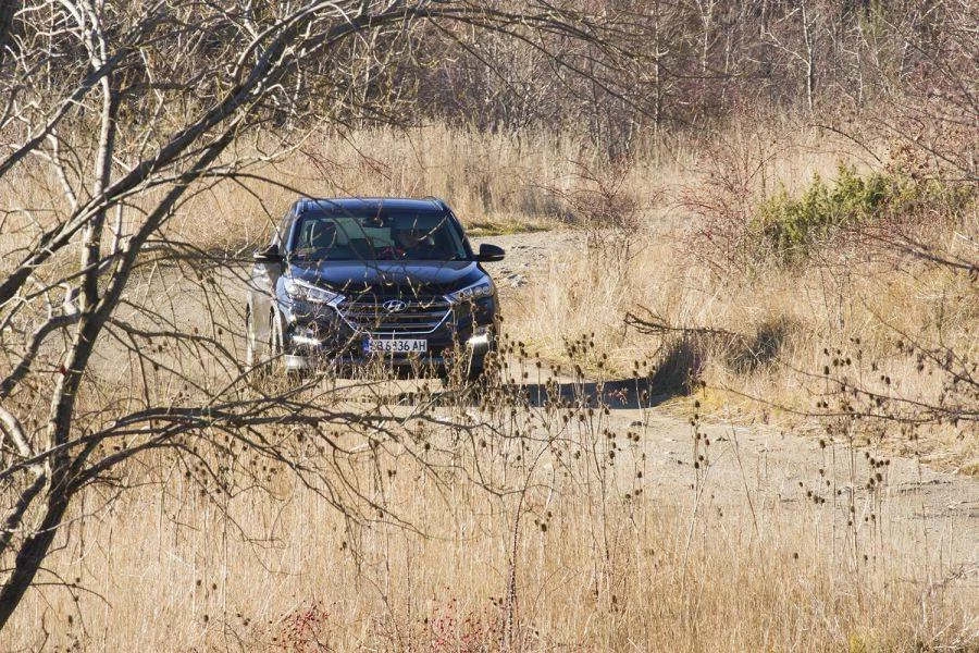 Наследникът на ix35 е един от най-важните модели на Hyundai. Компанията избра да препозиционира леко модела, изкачвайки го нагоре по ценовата стълбичка, но заедно с повишаване на качеството и оборудването. Моделът се връща към оригиналното си име, възприема въведения от Santa Fe дизайн и предлага по-големи размери и вътрешен обем. Tucson се предлага с широка гама от четири двигателя, механична и две автоматични трансмисии, щедро оборудване и версии с две или четири задвижващи колела. И накрая, макар че би трябвало да започна именно с него, е дизайнът. Дизайн, който доближава Tucson до SUV моделите. Но по-важното: Tucson е най-добре изглеждащият модел в гамата на Hyundai, а аз бих отишъл много по-далеч, заявявайки, че според мен той е най-добре изглеждащият модел в класа. ФОтография: Христо Петров