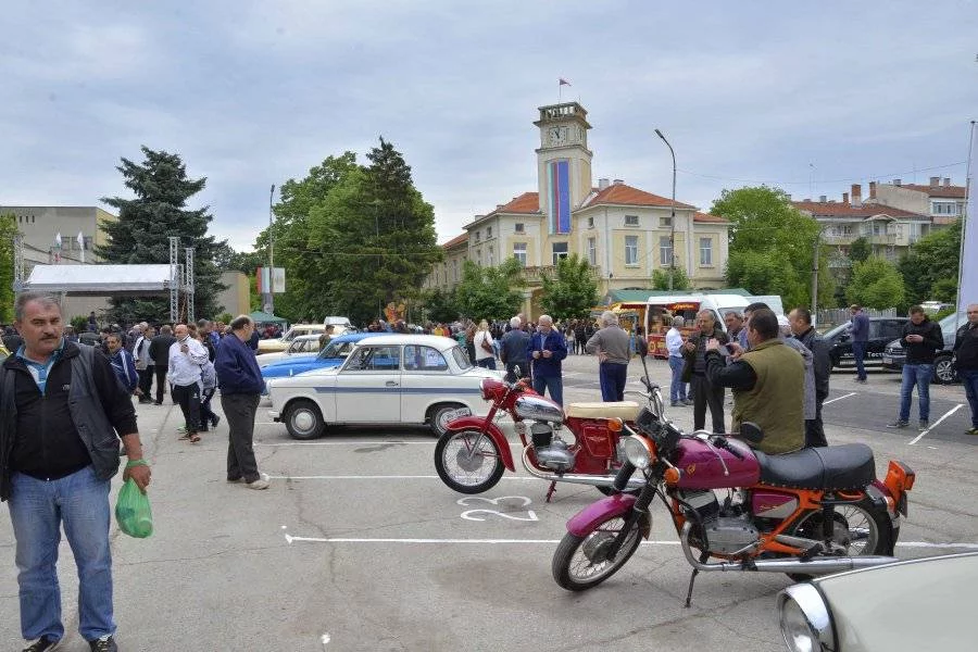 За пръв път през 2016 година година се провежда ретрорали в град Кубрат. То събра любители на ретровозилата на две, три и четири колела от Стара Загора, Варна, Бургас, Русе и от други кътчета на страната. Шоуто е организирано от Авто-мото-ретро клуб "Хан Кубрат" със съдействието на Община Кубрат. Целта на организаторите е да предизвикат интерес в хората от района към историята на автомобилостроенето и автомобилизма. 