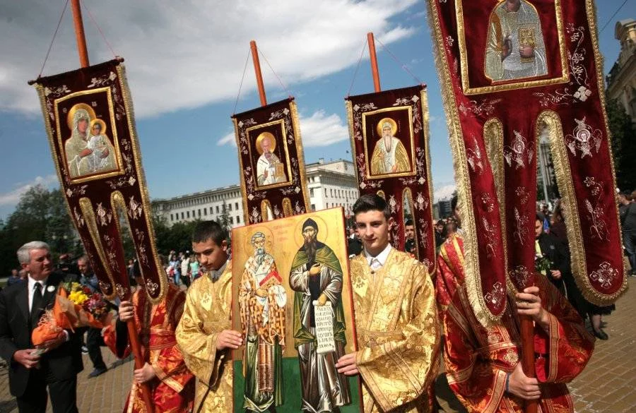 България празнува Деня на славянската писменост и култура с шествия и концерти, в които се включиха хиляди граждани и ученици.