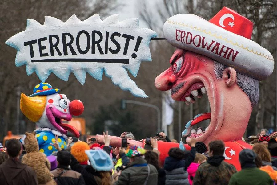 Политическата сатира тържествува на Rose Monday parade в Колон, Германия (+18)Снимки: Getty Images/Guliver