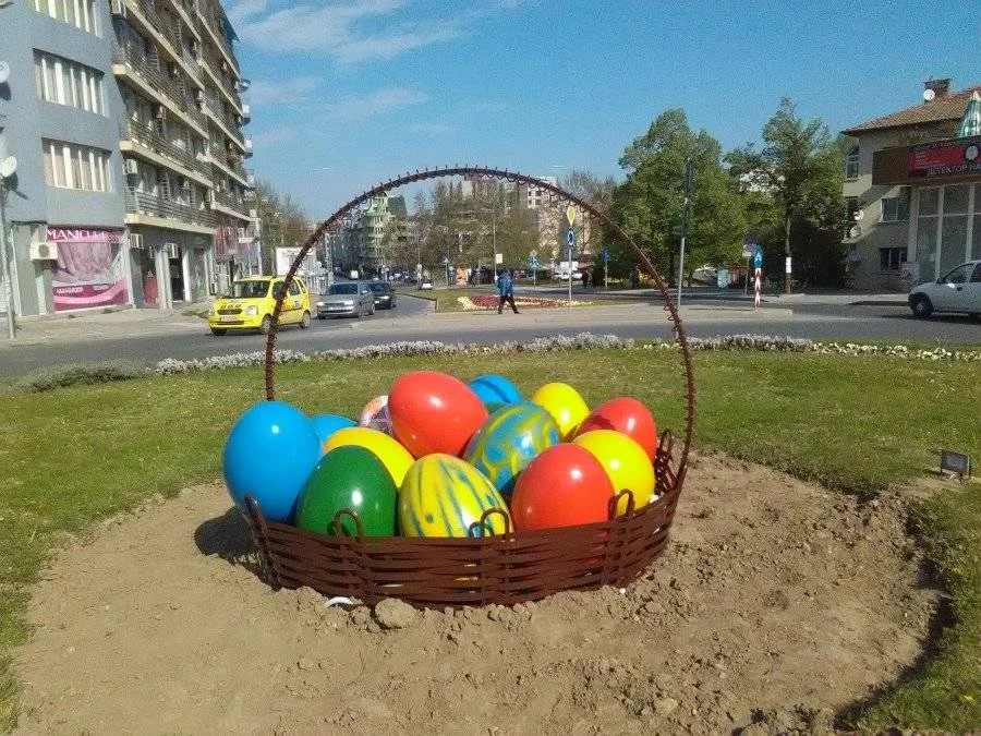 С празнична украса от яйца, чадърена инсталация и светлинно шоу, Благоевград очаква Възкресението Христово. Снимки: БГНЕС.