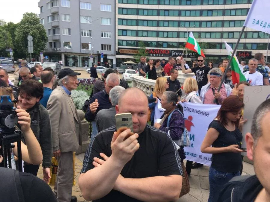 Водещият Слави Трифонов излезе на протест пред парламента около 13:00 ч днес веднага след като премиерът Бойко Борисов и министрите му се заклеха в пленарната зала.
