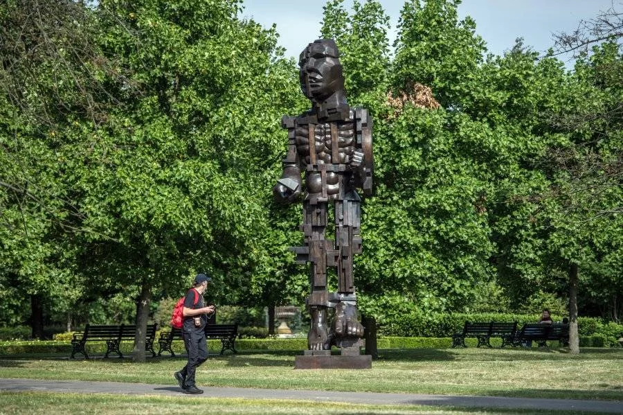 В Regent's Park, Лондон бе открита изложбата Frieze Sculpture, която ще може да бъде видяна 8 октомври. 