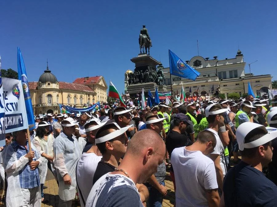 Хиляди служители на МВР излязоха на протест пред парламента. Те настояват за увеличение на заплатите си и достойни условия на труд, в това число пари за униформи и защитно облекло.                      Снимки: Румен Скрински/Actualno.com