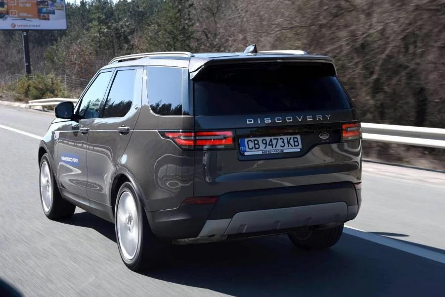 Новият Land Rover Discovery е с привлекателна външност и носи съвременните черти на марката с оптимизирани пропорции и изискани повърхности. Строгите прави линии и острите ъгли са отстъпили място на обтекаеми форми с плавни извивки, подобно на по-малкия брат Discovery Sport. Отпред радиаторната решетка е съчетана с наклонени фарове. Под мускулестите арки на калниците са големите колела с алуминиеви джанти с диаметър от 19 до 22 инча. Задните колони са с по-голям наклон. Запазени са стъпаловидната линия на покрива с чупка по средата, която отличава всяко от четирите предишни поколения на Discovery, както и асиметричната багажна врата.