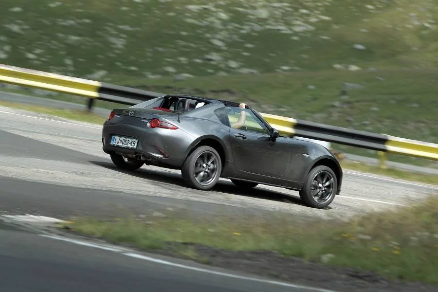 Mazda MX-5 RF е не просто перфектната кола за прекосяване на Трансфагарашан - тя сякаш е създадена за това да покорява завоите с неподправено чувство за наслада. 
Шофирането на Mazda MX-5 RF по пътя с много завои позволява да опознаете до съвършенство роудстъра. Покривът може да се отваря и затваря автоматично само за 13 секунди при движение със скорост до 10 км/ч. Двете части се отдръпват назад и правят място на твърдия таван да се сгъне под тях. Заедно с покрива се скрива и задното стъкло, а вместо него остава ветробран, който предпазва от завихряне. Спортните седалки Recaro със странични опори държат тялото на водача в завоите.