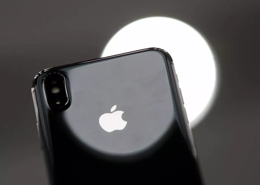 Технологичната американска компания Apple представи iPhone "X" или "десетият", с който започва второто десетилетие на смартфона. На пазара излизат два по-класически модела и самостоятелен умен часовник. Снимки: Getty Images/Guliver