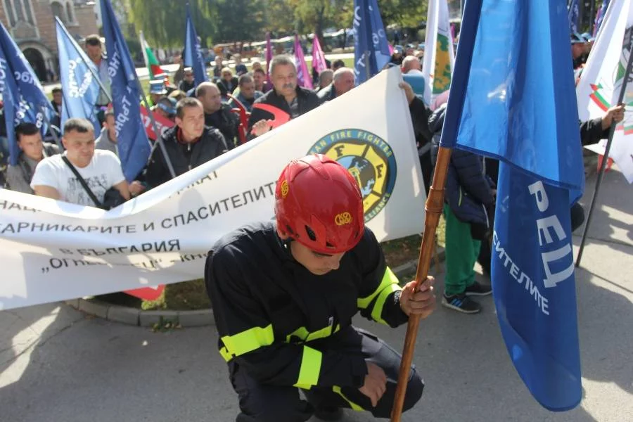 Пожарникарите и спасителите ще протестират срещу неадекватните политики, прилагани от политическото ръководство на МВР, водещи до закриване на районни и участъкови служби за пожарна безопасност.

