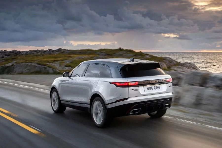 Новият Range Rover Velar смайва със силуета си, пропорциите и отделните детайли. Независимо дали е на улицата в града, на магистралата или на планински път, Velar изглежда впечатляващо, защото ярко се откроява на фона на останалите автомобили. Силуетът му е динамичен със силно наклонените задни стойки на покрива. Горната част на каросерията е оцветена в черно, профилът е с висока линия на прозорците, което още повече засилва спортното излъчване. Тесните ромбоидни LED светлини, врязващи се в елегантната решетка и големите отвори за въздух в предната броня формират агресивната предна част, а задните светлини също са тесни и свързани.