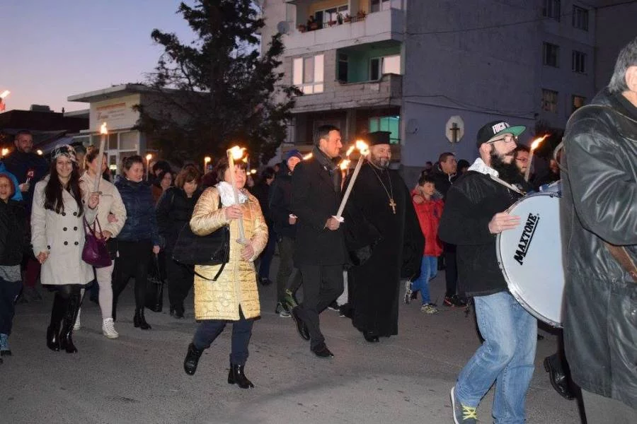 Десетки души в община Елин Пелин се включиха във факелното шествие по случай Деня на народните будители. То бе организирано от НЧ "Елин Пелин 1896. Множеството тръгна в 17:30 от автогарата в общината и бе предвождано лично от кметът доц. Ивайло Симеонов.