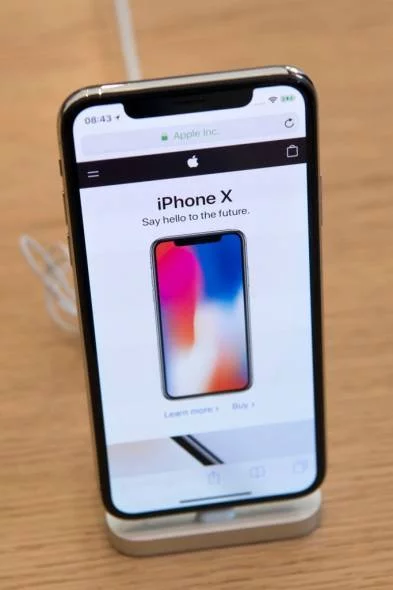 Продажбите на най-новия iPhone X тръгват от днес. Моделът е създаден специално за десетата годишнина на първия смартфон на Apple. 