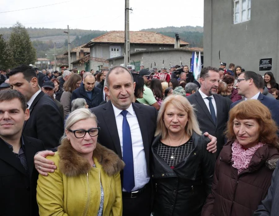 Настоящият президент на България Румен Радев, заедно с президентите Петър Стоянов (1997-2002), Георги Първанов (2002-2012) и Росен Плевнелиев (2012-2017), присъства на официалното откриване на възпоменателната плоча пред родната къща на първия демократично избран президент на Република България д-р Желю Желев (1990 – 1997).