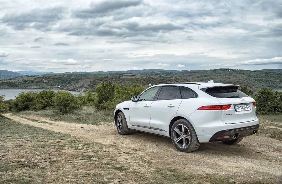 Jaguar F-Pace привлича вниманието с широката радиаторна решетка и тесните LED светлини, като присвити очи на хищник. Дизайнът на този SUV е едновременно елегантен и стремителен, с дълъг и изпъкнал преден капак, къси надвеси и силно наклонени задни стойки на покрива. В предните калници има малки вентилационни отвори, а в задните изпъкват тесните светлини в стила на Jaguar F-Type. Покривът завършва с масивен спойлер, характерен за спортните автомобили, а в задния дифузьор са интегрирани двете изпускателни тръби. Интериорът глези водача и пътниците с изискан лукс, първокласна сглобка и висококачествени материи.