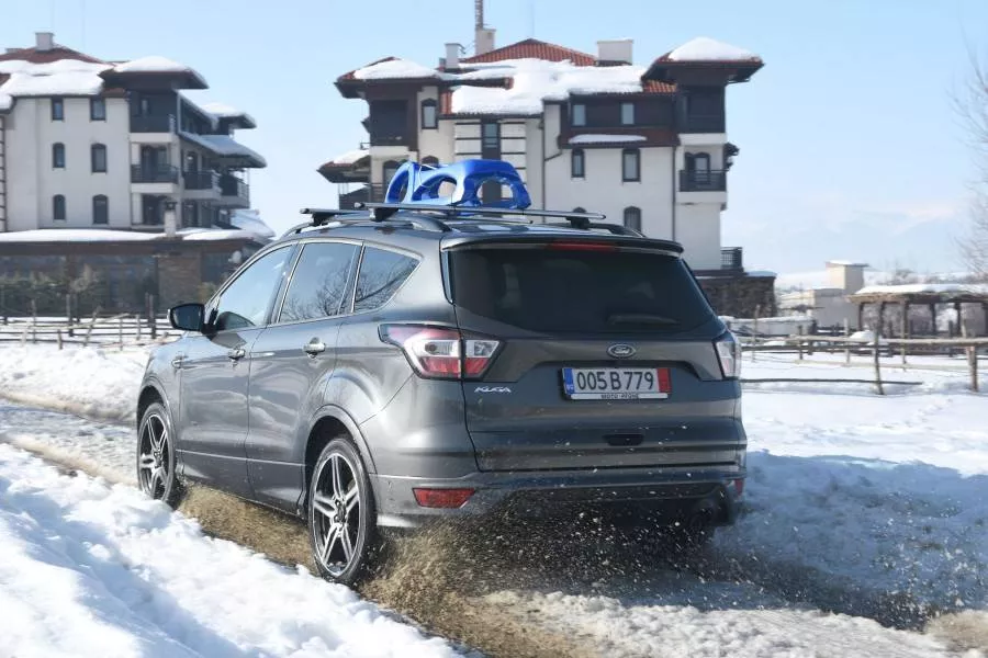 Ford Kuga идва с три различни лица. При Titanium в радиаторната решетка има две хромирани лайсни, а праговете са защитени с пластмасови панели. При ST-Line хромът е отстъпил място на матово черна решетка тип „пчелна пита”. Луксозното оформление Vignale създава усещането за премиум с хромирана рамка на решетката, повече лъскави детайли и логото на Vignale. В разкошния салон са използвани ексклузивни материали, тапицерията на седалките е от перфорирана кожа, шевовете са в контрастно бяло. Задните светлини са с нов дизайн, а разнообразието от алуминиеви джанти с най-различни покрития допълва спортния външен вид.