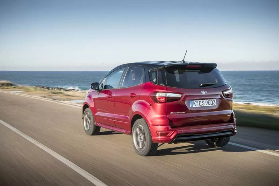 Ford EcoSport ST-Line се отличава с черни детайли - решетка, рейки на покрива, рамки на фаровете и странични огледала. Той е със 17-инчови алуминиеви джанти. Салонът на версията ST-Line е с кожен волан скосен отдолу, седалки с екологичен велур и частична кожена тапицерия с червен шев. Централната конзола е напълно променена, като най-отгоре е 8-инчовият сензорен дисплей на системата SYNC 3. Материалите в салона са много по-меки, а сглобката е на високо ниво. Предните седалки са удобни, а на втория ред могат да седнат удобно двама пътници. Дори след премахването на резервната гума от багажната врата, тя все още се отваря настрани.