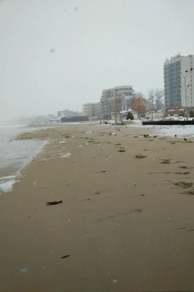 Морето превзе Северния плаж в Слънчев бряг и Южния плаж в Несебър.