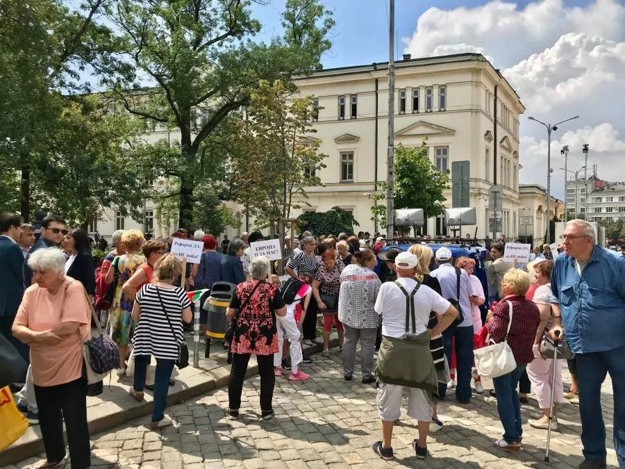 В последния ден преди ваканцията на Народното събрание и протестиращите майки, и хора с увреждания излязоха пред служебния вход на парламента в знак на недоволство от задъхващата се социална система.