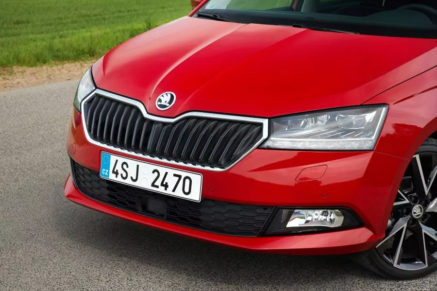 Обновената Skoda Fabia е получила модифицирана предница с нова радиаторна решетка, скосена в горните краища. От двете страни на горните ръбове започват новите стеснени фарове, които могат да бъдат изцяло светодиодни. В по-високите версии се предлагат светлини с функция за завои, който подобряват осветяването при завиване. Задните светлини са с нови LED осветителни тела, бронята е с нова релефна форма, а в задната престилка са добавени две светлоотразителни светлини. В салона правят впечатление новият дизайн на арматурното табло и декоративните елементи, както и облицовките от кожа тип алкантара на седалките в ниво Style.