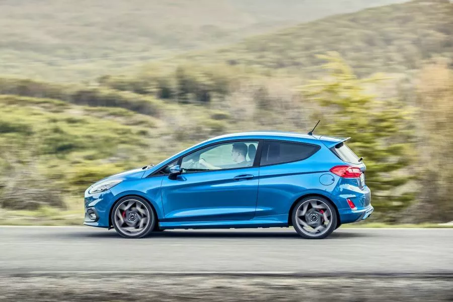 Новият Ford Fiesta ST запазва познатия силует със силно наклонено предно стъкло и леко повдигната задна част. Дизайнът е много ярък и привлекателен, като в същото време колата е станала по-солидна на външен вид. Продълговатата решетка е намалена, а новите фарове са с форма на бадеми. Спортният хечбек с 3 врати се различава от стандартната версия по ниските прагове и спойлерите на купето, както и по увеличените въздухозаборници в бронята. В салона новите спортни седалки Recaro имат изразителни странични опори и все пак са удобни. Позицията на водача е ниска, а на втория ред седалки има пространство за двама човека със среден ръст.