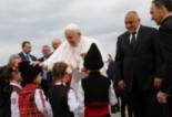 Папа Франциск пристигна в България