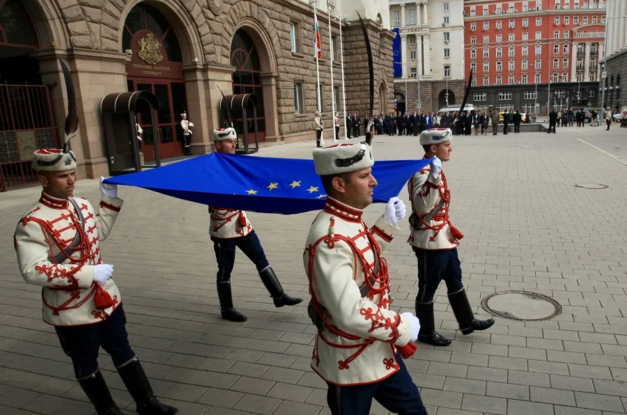 Пред сградата на президентската институция на тържествена церемония беше издигнато знамето на ЕС. По-рано президентът Румен Радев участва в церемонията по полагането на венци и цветя пред паметника на Незнайния войн в столицата по повод 74 години от края на Втората световна война. Снимки: БГНЕС