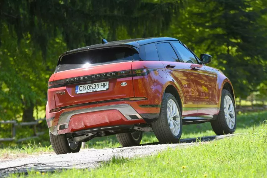 При второто поколение на Range Rover Evoque промените във външния вид са еволюционни, като са го доближили максимално до луксозния Velar. Семейните черти на „големия брат” се виждат в новите LED светлини, дръжките на вратите вече са прибиращи се, но въпреки това силуетът на Evoque не е загубил индивидуалността си. Интериорът е претърпял революционни промени. В средата на новото табло са поставени един под друг два различни 10-инчови стъклени сензорни екрана. В луксозния салон има нови материали като изкуствен велур, евкалипт от естествени растителни влакна и модерната тъкан Kvadrat, състояща се от 30% вълна.