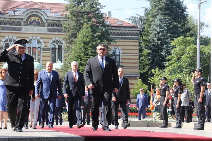 Край паметника на Незнайния воин се проведе церемония и водосвет на знамената професионалният празник на МВР и 140 години от създаването на ведомството. Снимки: БГНЕС