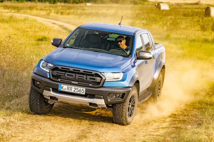 Външният вид на новия Ford Ranger Raptor говори отдалеч, че той е създаден за сериозен офроуд. Високо повдигнатата каросерия, широките арки на колелата, издадените напред черни масивни брони, подсилените амортисьори, изразителната радиаторна решетка с огромен надпис Ford и специалните офроуд гуми BF Goodrich подсказват, че пикапът е предназначен за безмилостна експлоатация извън пътя. В салона има нов волан с по-дебел обръч, обшит е с перфорирана кожа в зоните за захващане, а на върха има червен маркер. Удобните седалки са тапицирани с комбинация от кожа и алкантара и осигуряват висока позиция на седене.