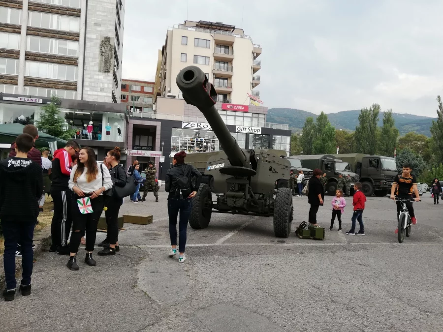 Статичният показ на площад „Академик Николай Хайтов“ в Асеновград от кампанията "Бъди войник" включваше основната техника от състава на 4-ти Артилерийски полк, както и въоръжение и оборудване на Специалните сили. Изключителен интерес предизвикаха демонстрациите на военнослужещи от полка в града по подготвянето на оръдие за водене на огън. Най-малките асеновградчани се радваха на възможността да влязат и да разгледат отвътре огромните бойни машини, позиционирани на центъра.