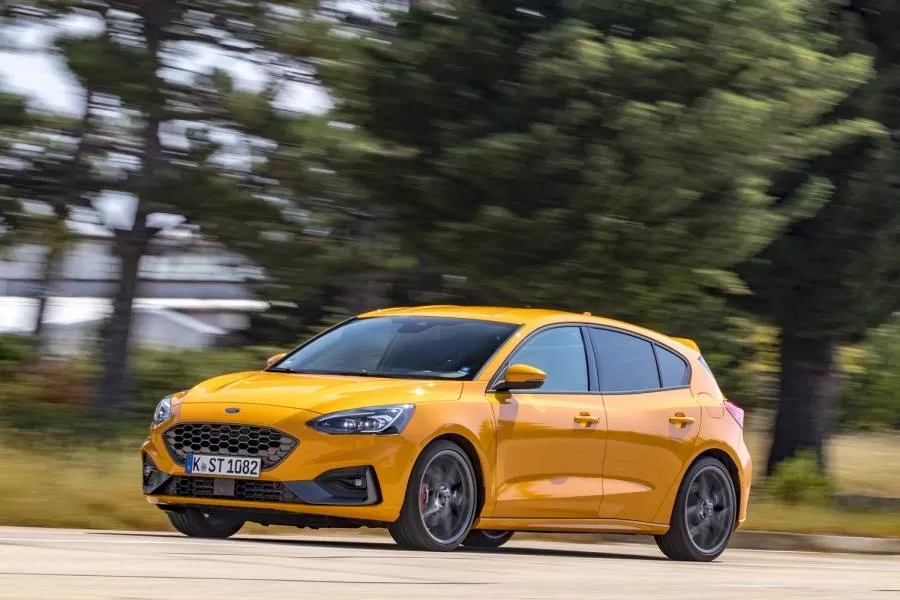 Външният вид на новия Ford Focus ST загатва за спортния му характер със сивите панели и новата решетка в предната част, колелата с големи 19-инчови джанти и нископрофилни гуми с размер 235/35 R19, червените спирачни апарати, изцяло LED светлините и намаленият с 10 мм просвет. В задната част от дифузьора се подават двете огромни ауспухови тръби на изпускателната система. Салонът е облицован с мека кожа и алкантара, пластмасовите детайли са гумирани, педалите са украсени с метални пластини, а върху праговете контрастира червеният надпис Performance. Спортните седалки Recaro приятно обгръщат тялото и осигуряват отлична опора.