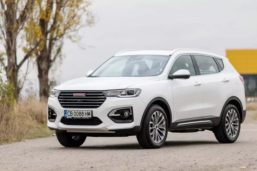 Кросоувърът Haval H6 изглежда модерно, стилно и елегантно, като отпред напомня донякъде на Audi. Силуетът балансиран и хармоничен, с масивни профилни стени и просвет от 180 мм. Отзад изпъкват двете двойни изпускателни тръби. Праговете и арките на колелата са покрити с черни защитни панели. Всички материали в салона са приятни на вид и на допир, а повечето пластмаси са меки. Сглобката е прецизна и оставя приятно впечатление. Предните седалки са удобни дори и на дълъг път, а на втория ред могат да седнат удобно двама възрастни и едно дете. Обемът на багажника варира от 415 литра до 1296 литра при сгъване на задните облегалки.