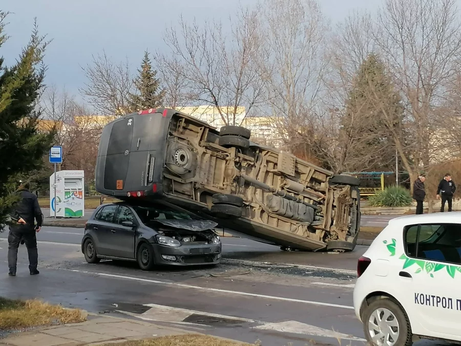 Зрелищна катастрофа в ж.к. "Младост" стана тази сутрин. Пострадали са две жени. Снимки: БГНЕС