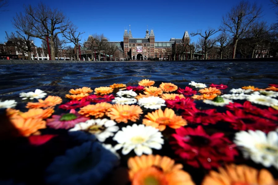 Коронавирусът шества по света. Снимки: Getty Images/Guliver