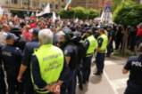 Протестиращите от ПП Възраждане на поход към финансовото министерство и МС