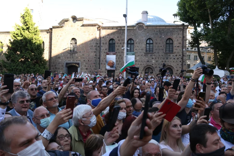 Граждани се събраха на протест пред Президентството. Снимки: БГНЕС