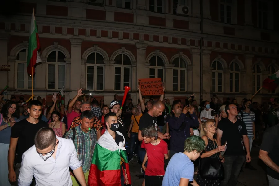 Протестиращите хвърлят яйца и домати по сградата на МВР. Снимки: БГНЕС.