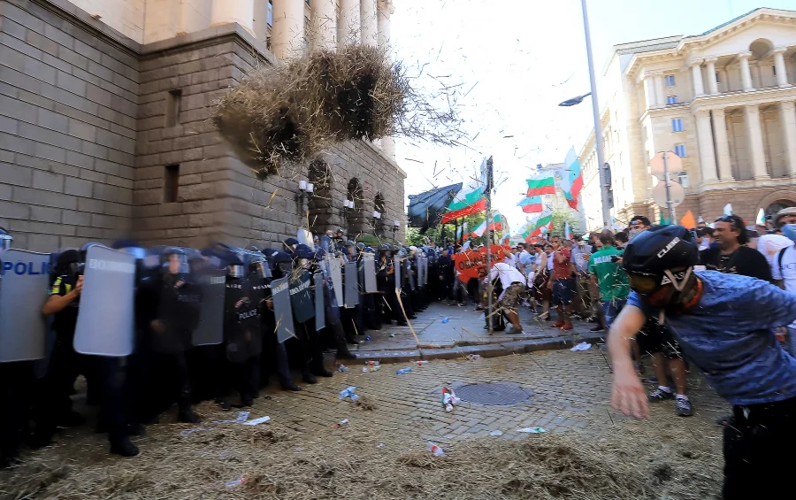 Най-горещите моменти от сблъсъците между протестиращи и полиция в деня на Великото народно въстание.