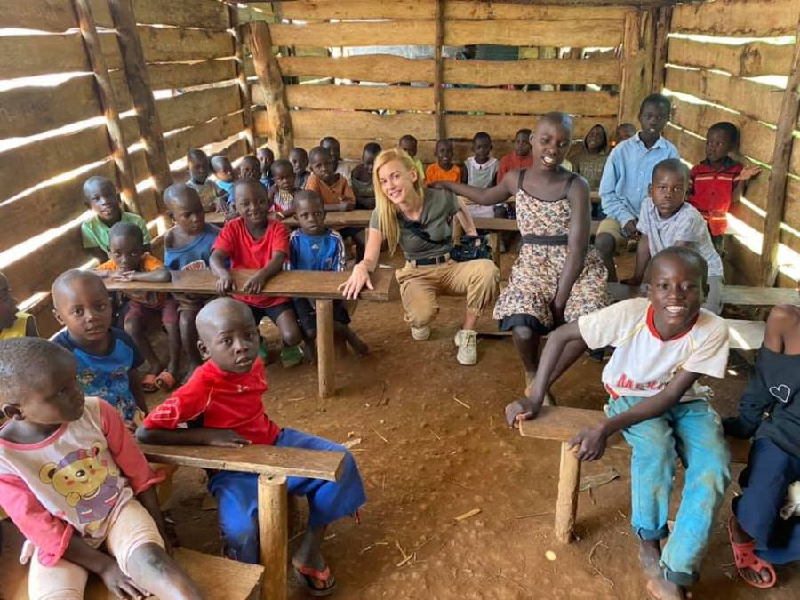 Училище в Уганда